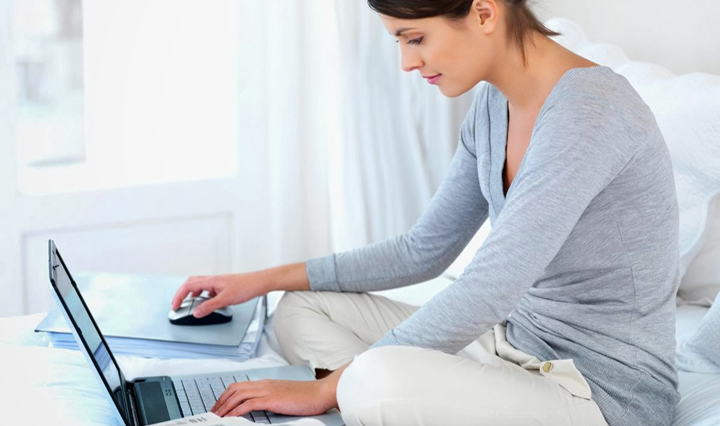mujer usando el ordenador